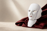 Mascarilla Facial LED Adreluma con pieza de cuello, vista editorial